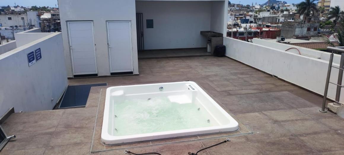 2Br-3Ba Condo Block From Beach W Rooftop Jacuzzi Mazatlan Exterior photo